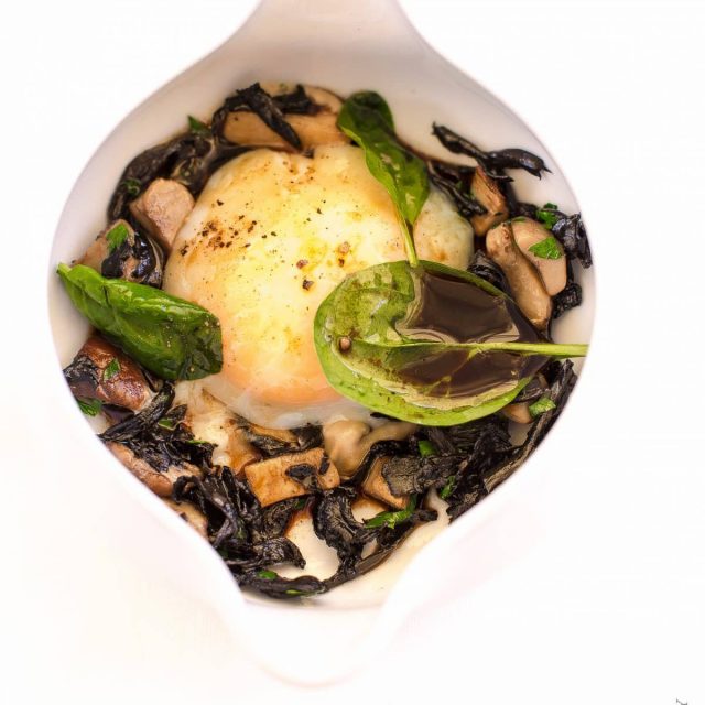 Oeuf coulant et premiers champignons de saisons
