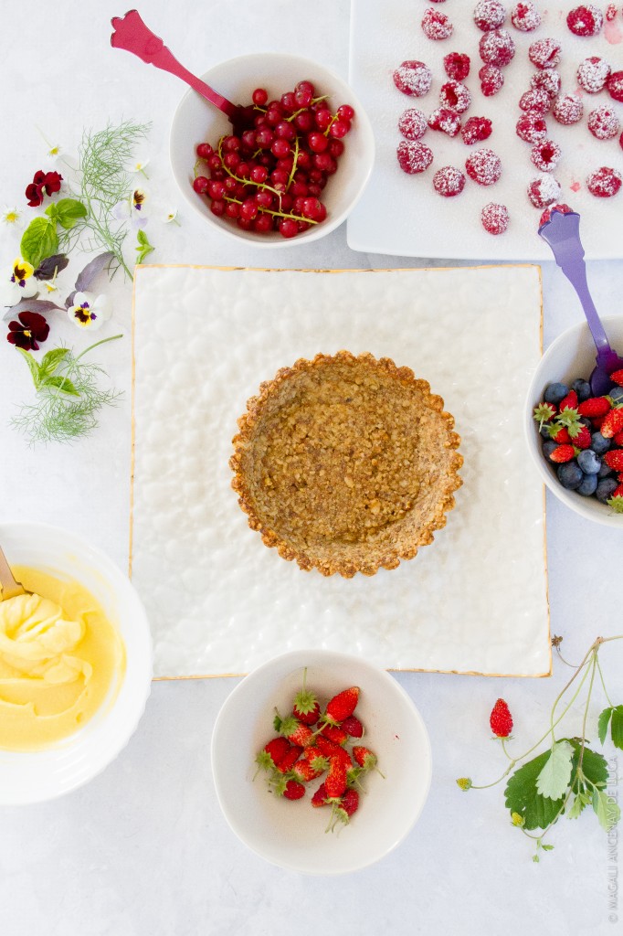 Tarte fruits rouges sur fond aux noix - Magali ANCENAY PHOTOGRAPHy