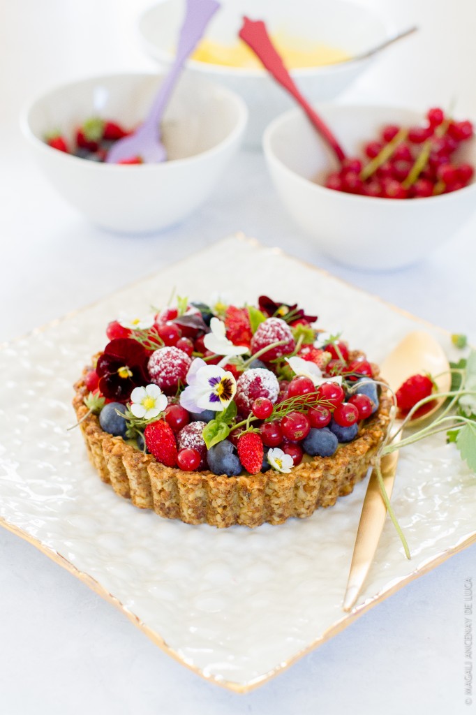 Tarte fruits rouges sur fond aux noix - Magali ANCENAY PHOTOGRAPHy