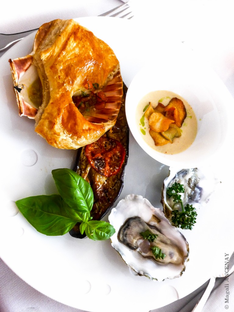Coquille saint Jacques en croûte, aubergine confite, potage et chips de topinambours et huitres