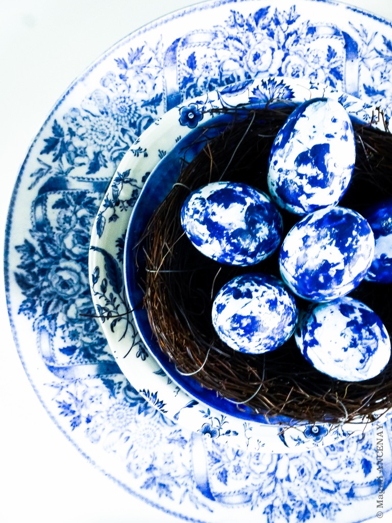 De beaux oeufs de Pâques, couleur Indigo