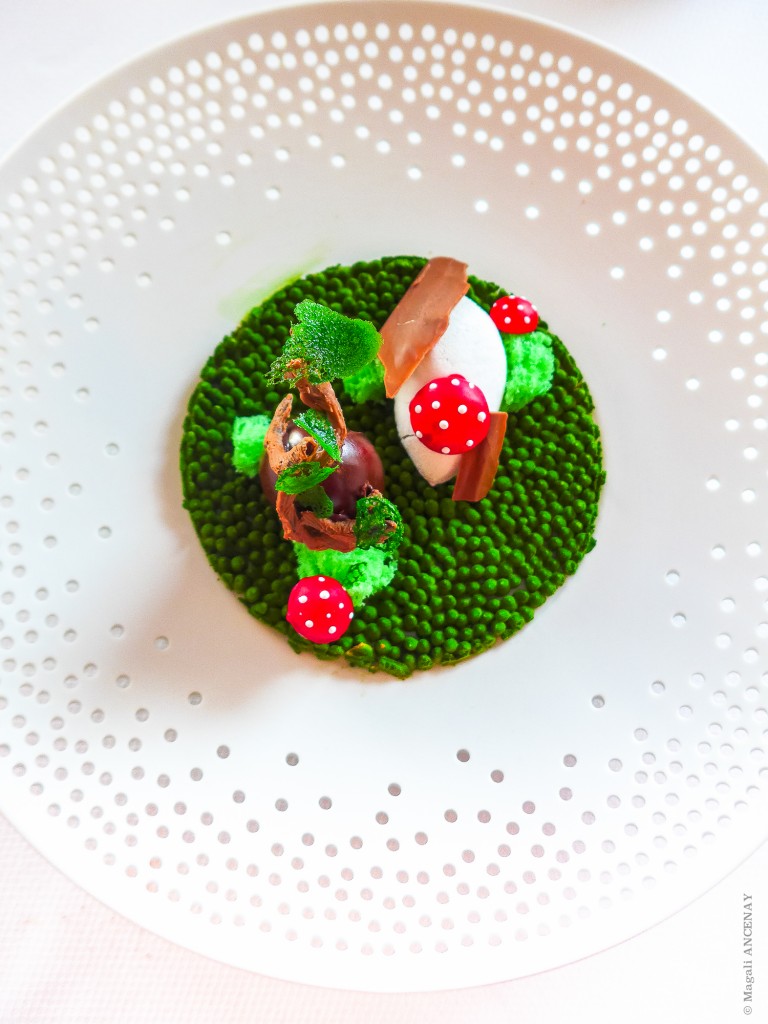 «Pâques dans les sous-bois» (gianduja, caramel, cardamone, poivre), version modifiée à retrouver à la carte du restaurant (18 €)