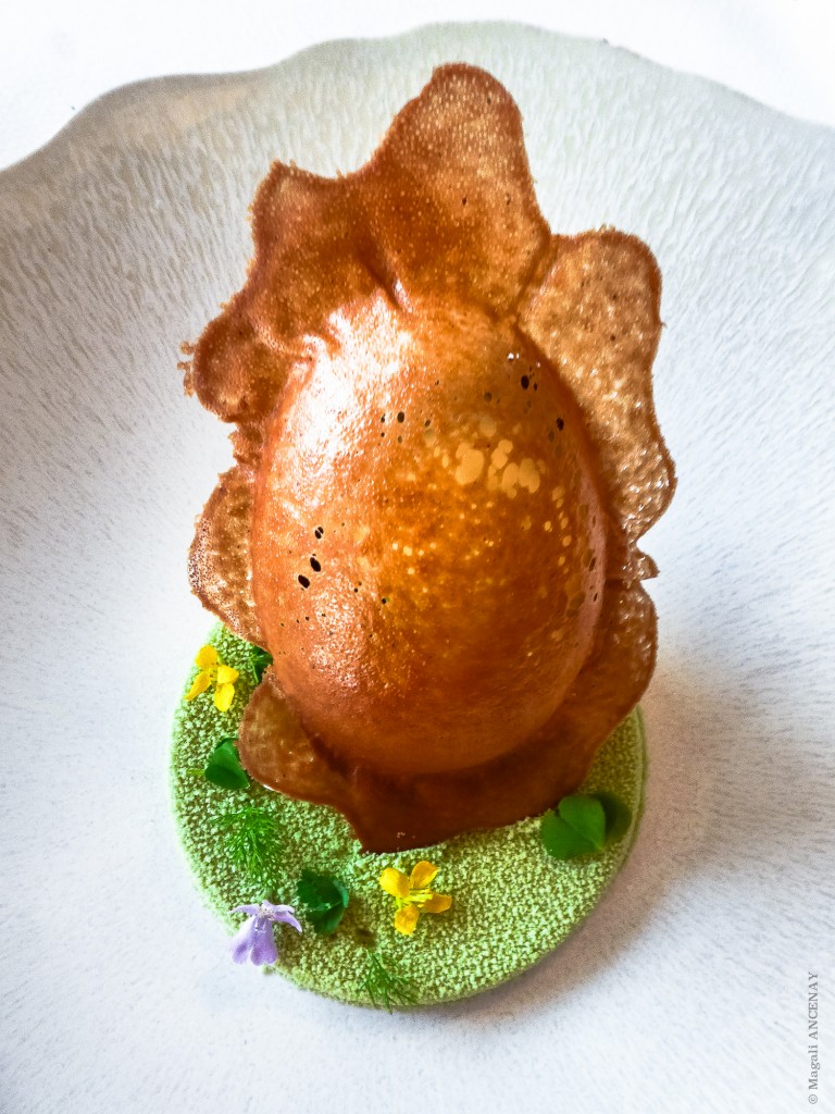 Œuf de Pâques, chocolat manjari, cardamome et mélisse transie (création unique)