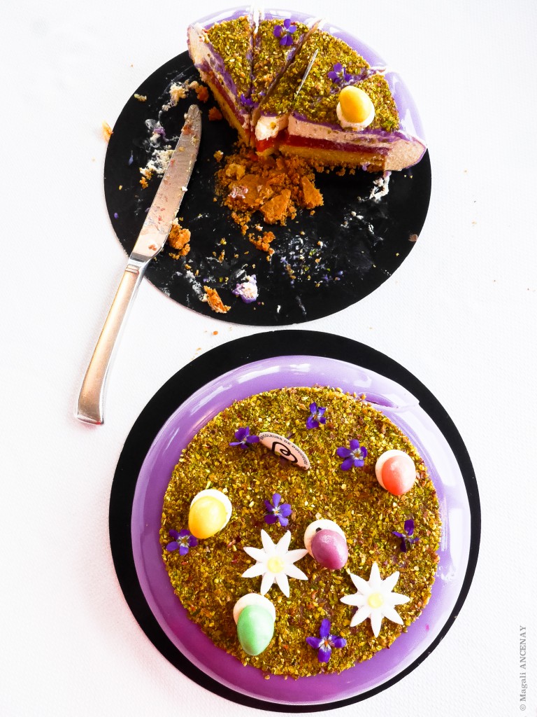 « Jardin de Pâques » (cream cheese violette et rhubarbe), sur commande uniquement (35 € - 6/8 personnes – taille unique)