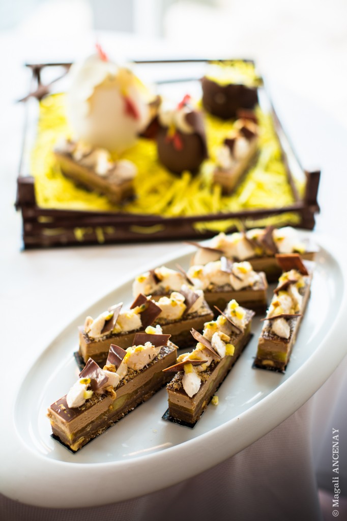 Enclos tout en chocolat, pâtisserie noisette exotique, création unique. Œufs brillants non décorés à retrouver en boutique (80€/kg)