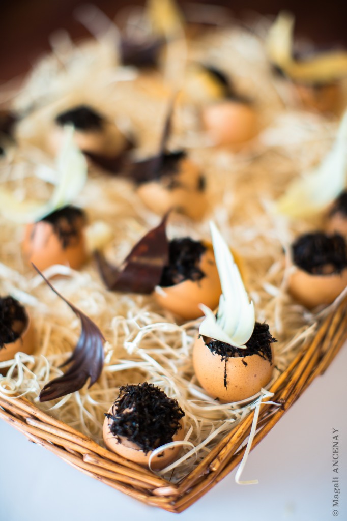 « Œuf coque de Pâques » (mousse chocolat noir, caramel beurre salé truffé à la coque), création unique