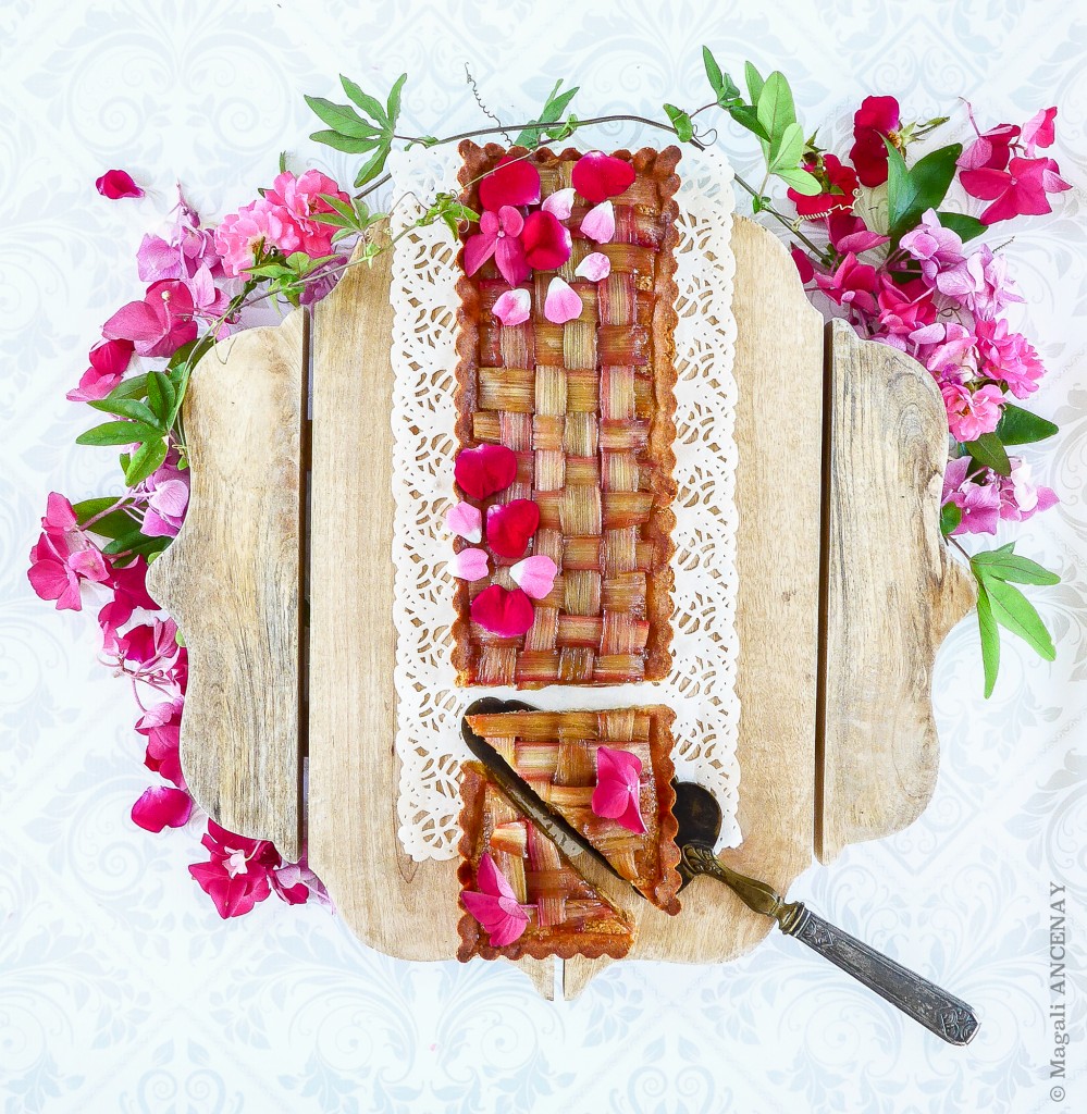 Tarte à la Rhubarbe et fleurs de saison, hydrangéa, rosiers Décorosier et feuillage de passiflore