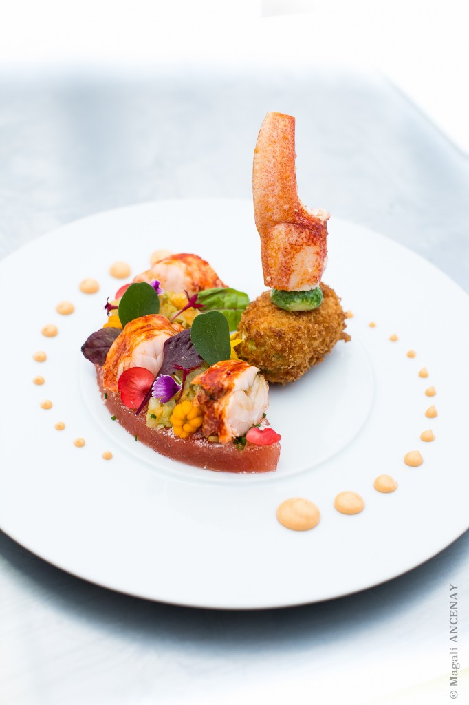 Homard breton rôti sur une fine couche de pastéque, parmesan râpé,pignon grillés, marmelade de fenouil cuit confit et melon, courgette fleur farcie quinoa. – Christian Morisset