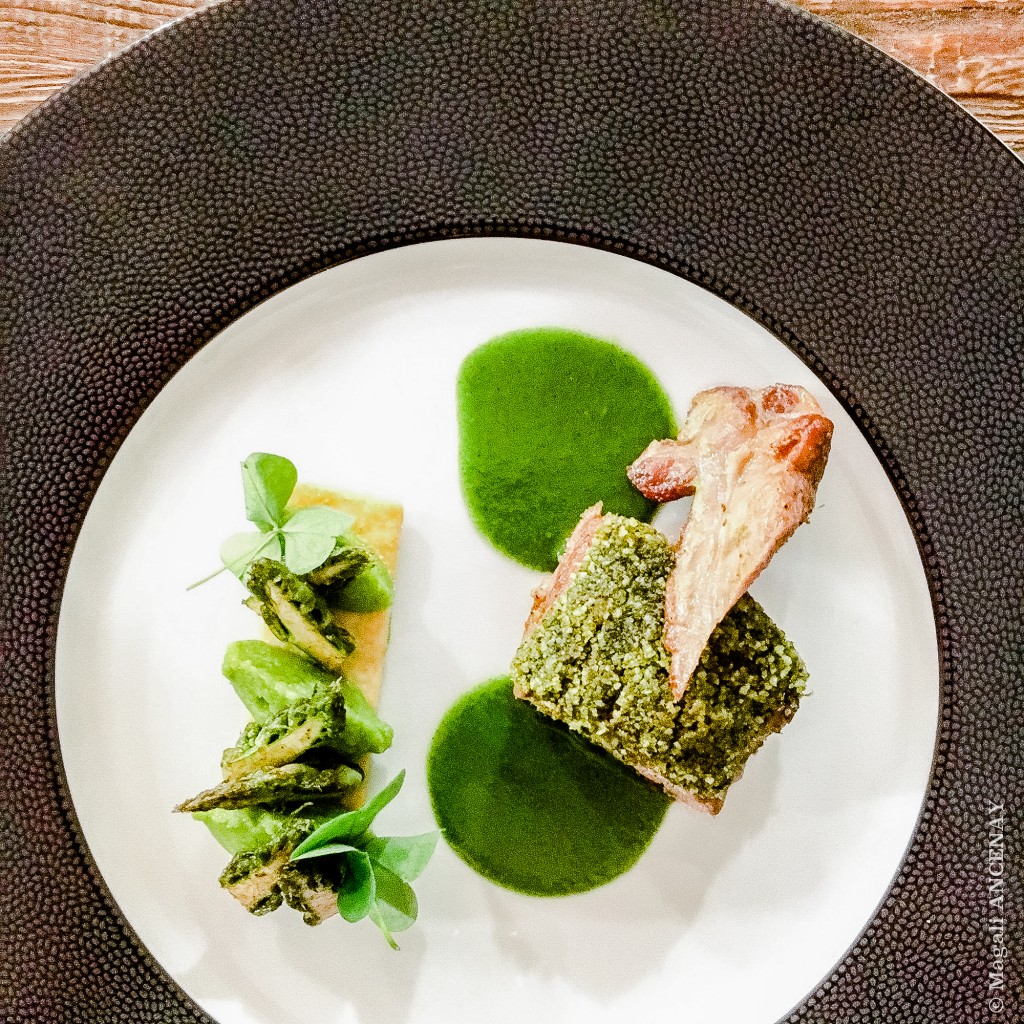Selle d'agneau en croûte de persil et son jus de persil. Asperges de la ferme récolets
