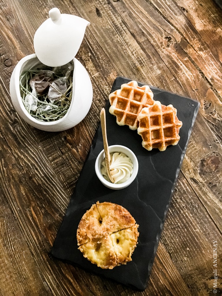 Terminer ce repas avec deux douceurs originaires du nord .... Les gaufres et la tarte au sucre sans oublier les petits caramels mous dans la très jolie porcelaine réalisée pour l'établissement.