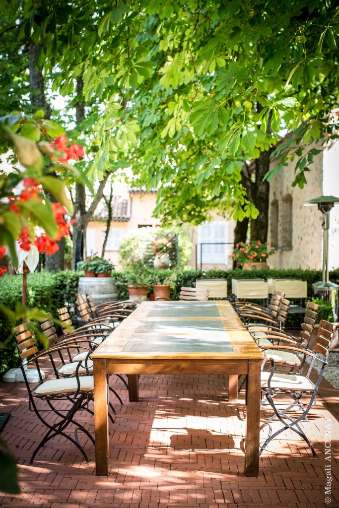 Une belle et grande table d'hôtes, prête à vous accueillir