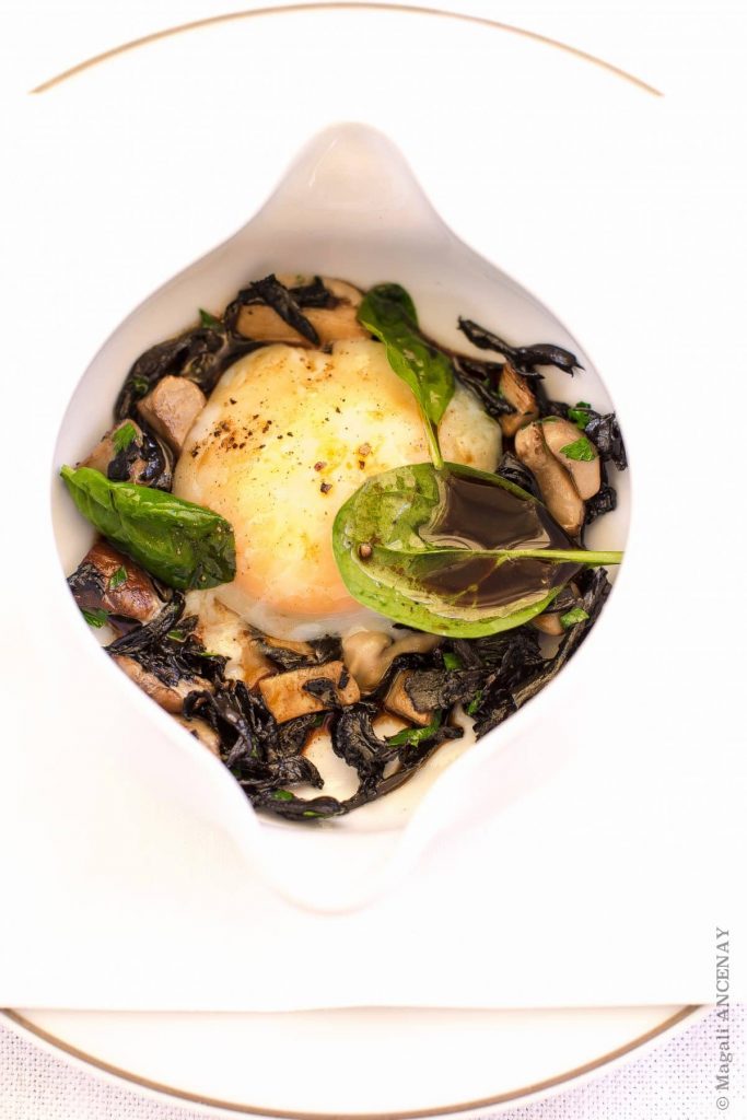 Oeuf coulant et premiers champignons de saisons