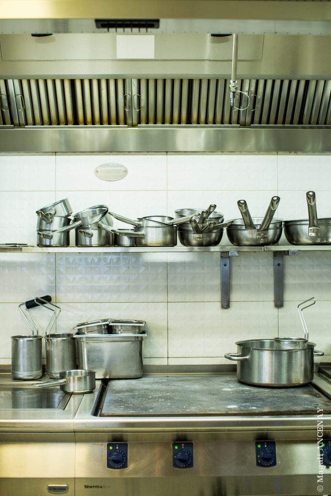 Cuisine ouverte où sont préparés les mets froids ou les dressages