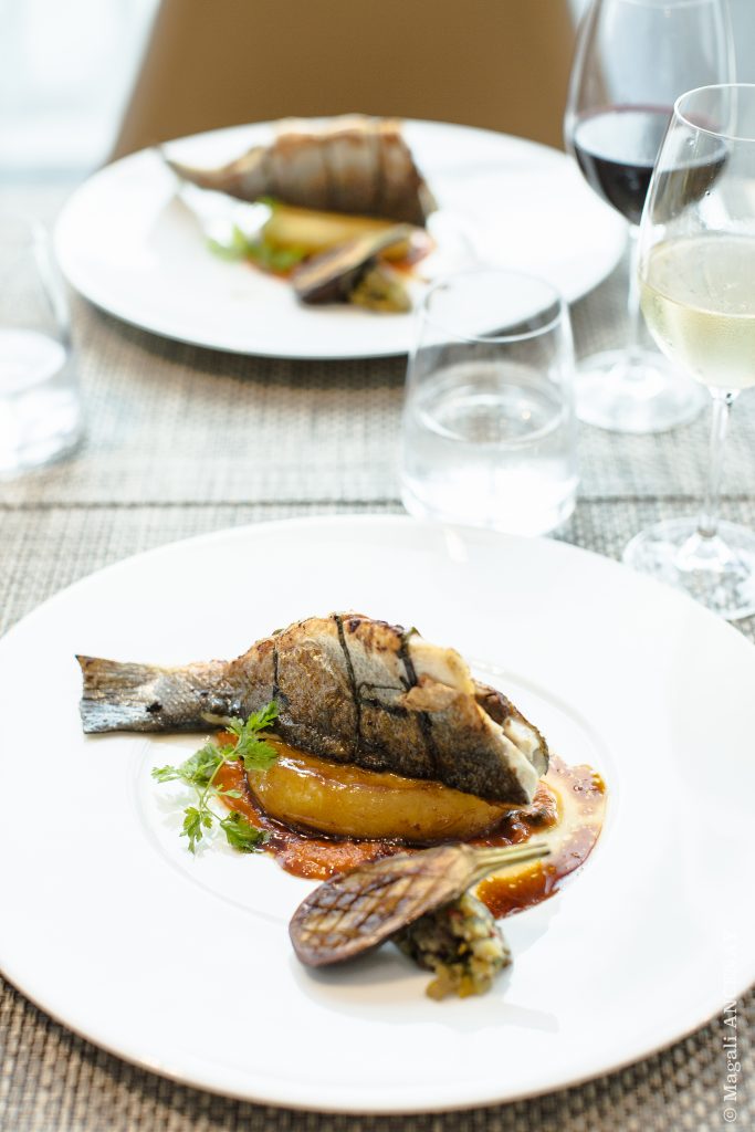 Filet de bar farci à la tapenade verte, brunoise de légumes du soleil et sauce vierge
