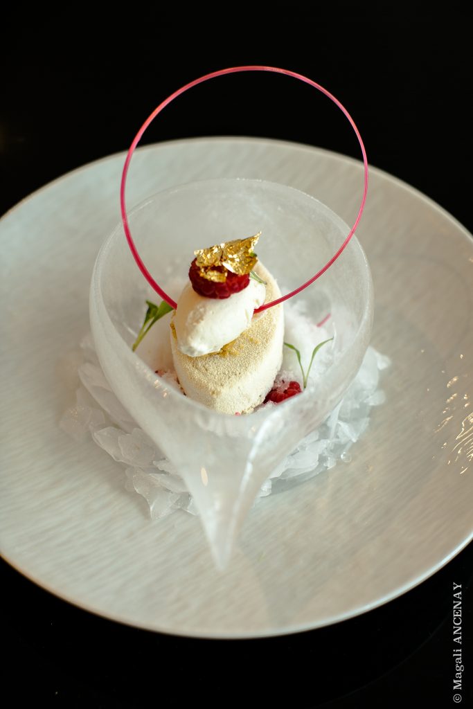 La bulle en glace : Parfait glacé verveine, granité citron/limonade et mousse onctueuse à la framboise