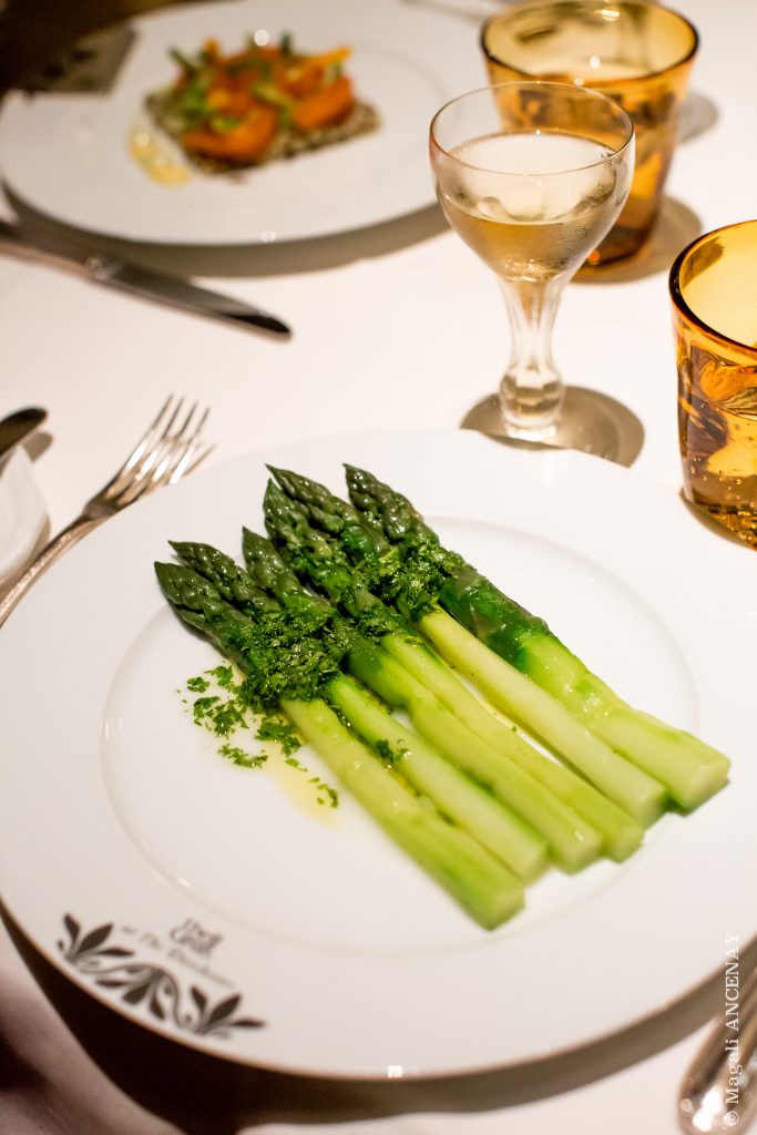 "Wye Valley" green asparagus, herb dressing "Wye Valley" asperges vertes, vinaigrette d'herbes