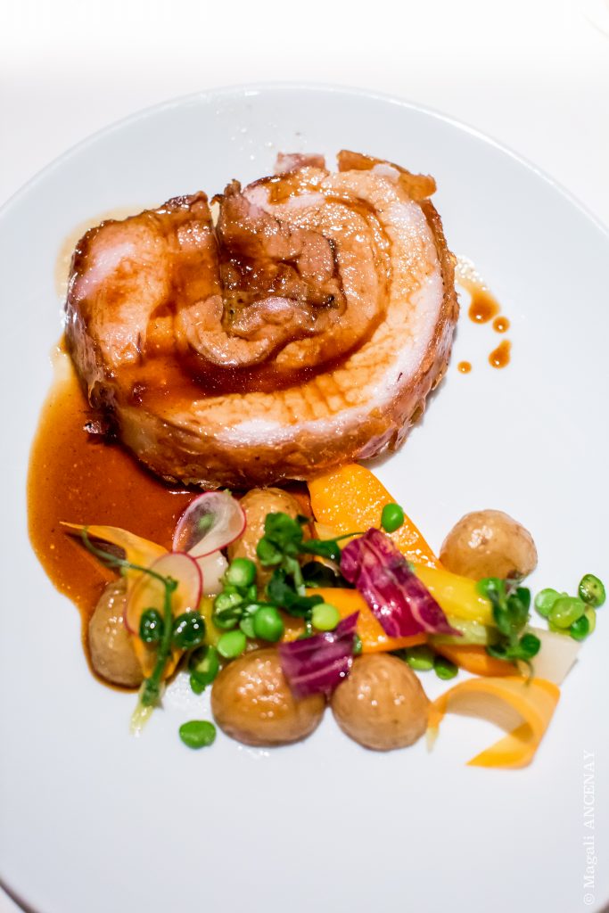 Rosted pork belly or braised beef cheek, peas, carrots and new potatoes. Rôti de poitrine de porc braisée et joue de boeuf, pois, carottes et pommes de terre nouvelles.