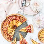 Tarte Pêches Prunes - Magali ANCENAY photographe culinaire