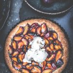 Tarte aux prunes - Magali ANCENAY Photographe culinaire